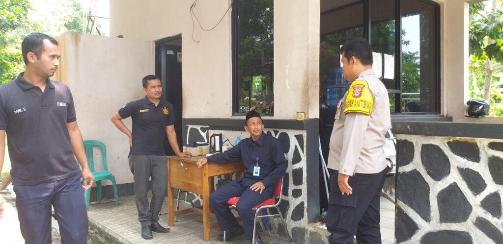 Bhabinkamtibmas Polsek Pandeglang Sambangi Satpam SMAN CMBBS dan Ajak Turut Serta Jaga Kamtibmas 7 WhatsApp Image 2023 11 04 at 19.00.58