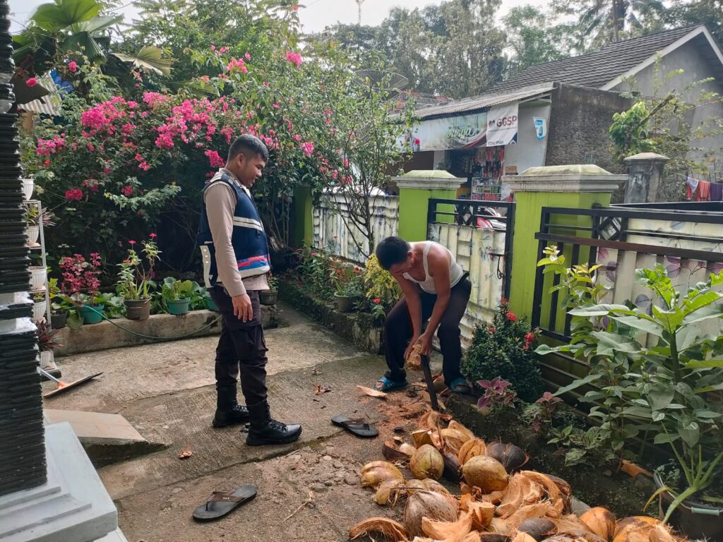 Bhabinkamtibmas Polsek Pulosari Terus Dekatkan Diri dengan Warga dalam Rangka Jaga Kamtibmas 8 WhatsApp Image 2023 11 04 at 19.37.01
