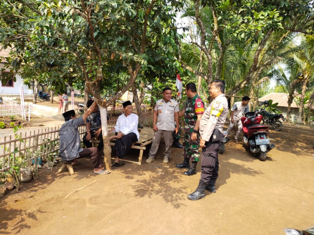 Bhabinkamtibmas Polsek Saketi Bersama Babinsa Sambangi Kepala Desa untuk Ciptakan Kamtibmas Aman 10 WhatsApp Image 2023 11 04 at 19.41.30