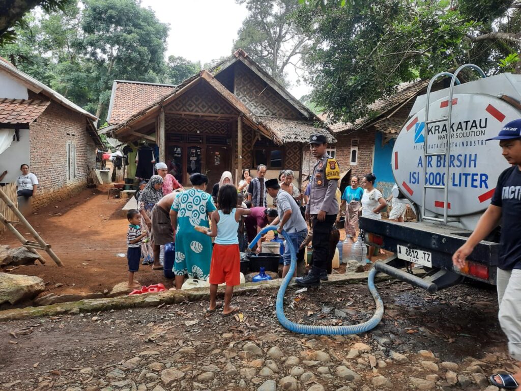 Polsek Carita Salurkan Bantuan Sosial Air Bersih kepada Warga Terdampak Kemarau 7 WhatsApp Image 2023 11 04 at 20.25.53