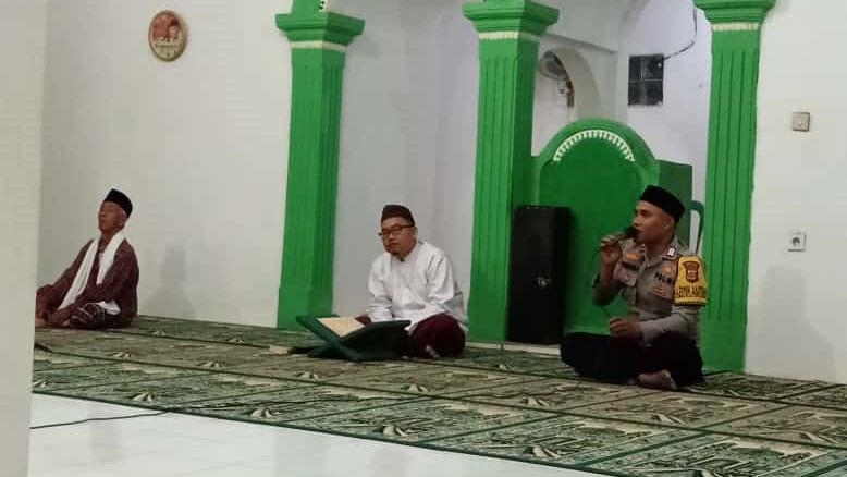 Bhabinkamtibmas Polsek Cikedal Hadiri Pengajian Mingguan di Mesjid At-Taubah 4 WhatsApp Image 2023 11 04 at 22.07.53