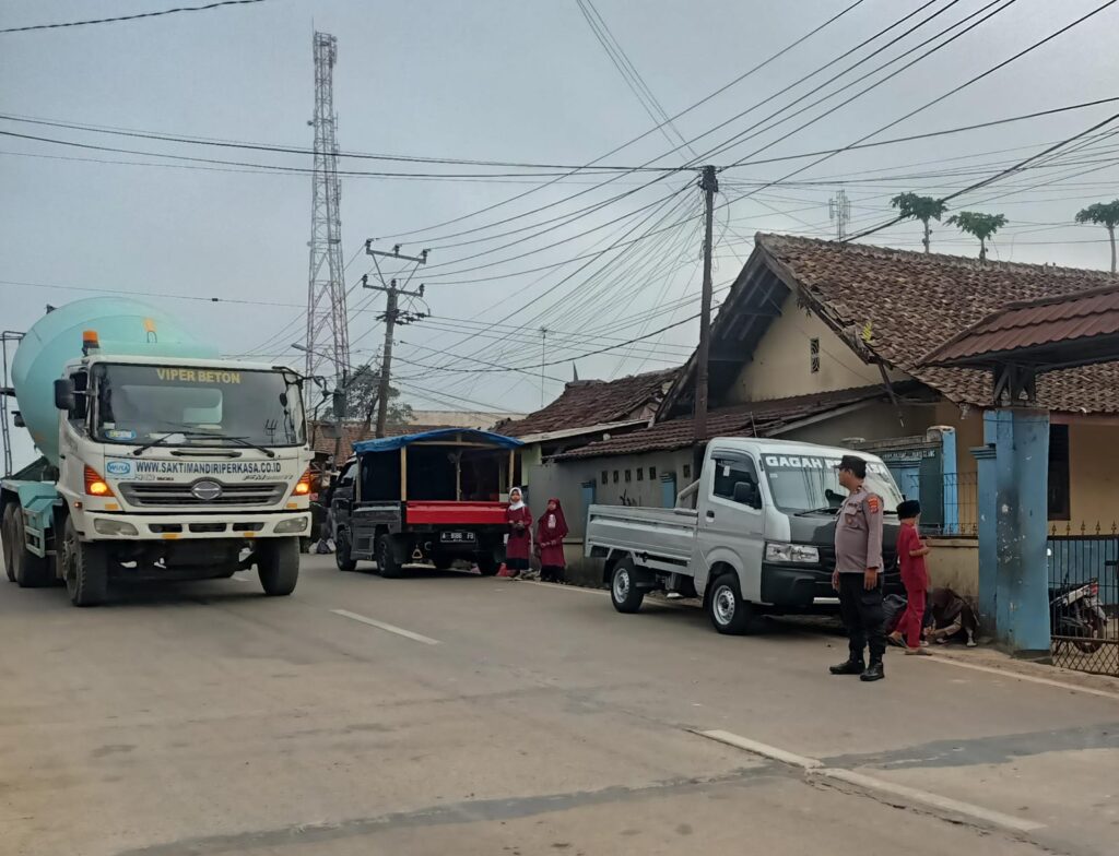 Polsek Bojong Tingkatkan Keamanan dan Kelancaran Lalu Lintas 7 WhatsApp Image 2023 11 05 at 11.06.46