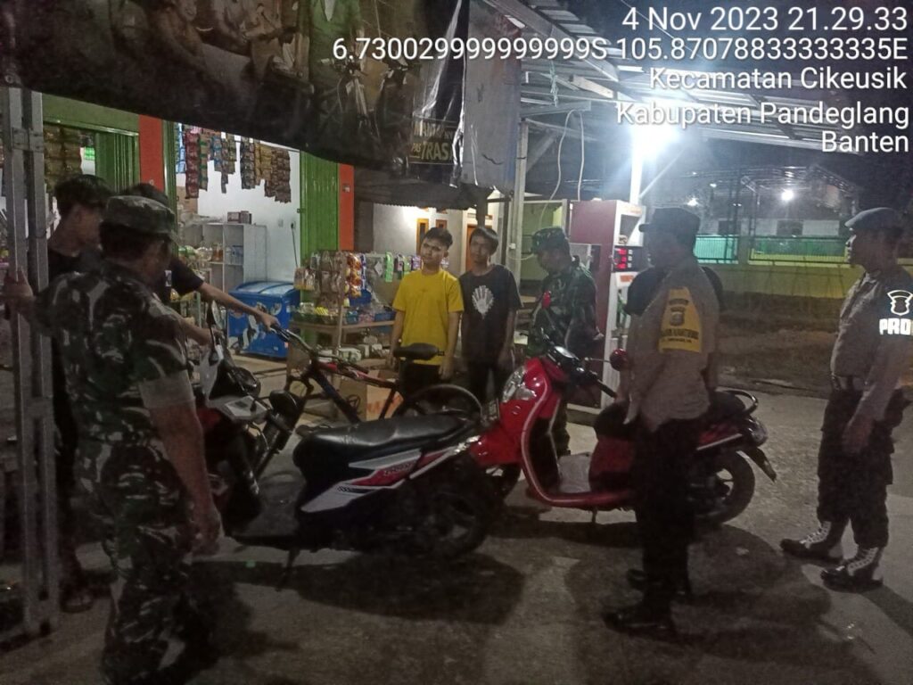 Polsek Cikeusik Terus Tingkatkan Patroli untuk Keamanan dan Kondusifitas 8 WhatsApp Image 2023 11 05 at 11.11.17