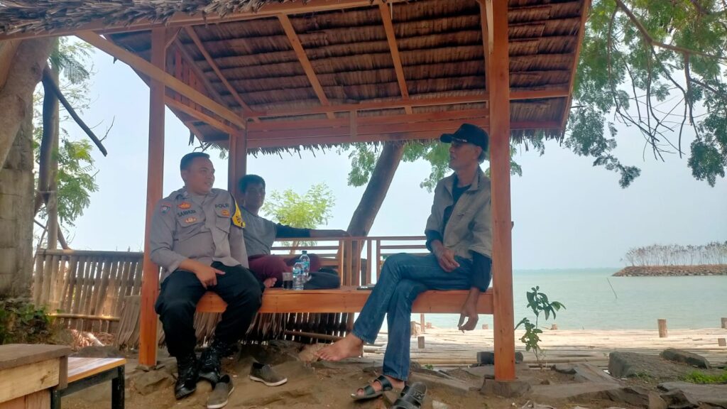 Bhabinkamtibmas Polsek Panimbang Laksanakan Patroli dan Sambang untuk Ciptakan Kamtibmas yang Aman 3 WhatsApp Image 2023 11 05 at 11.57.11