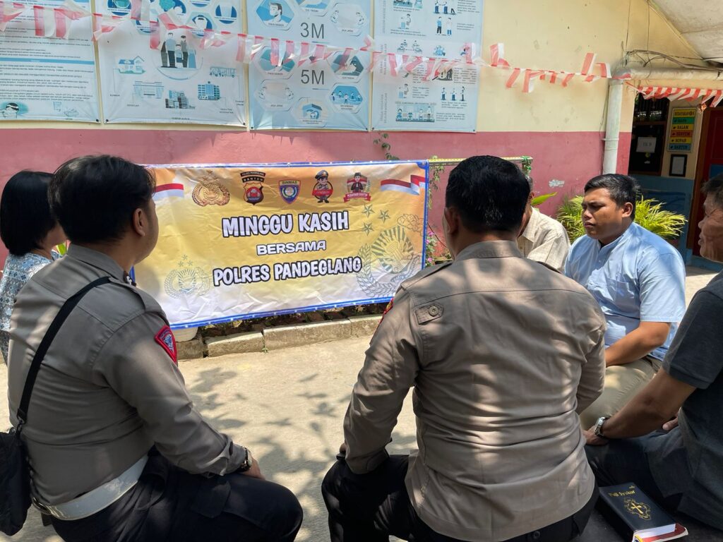 Polsek Labuan Amankan Gereja pada Kegiatan "Minggu Kasih" 6 WhatsApp Image 2023 11 05 at 13.08.53