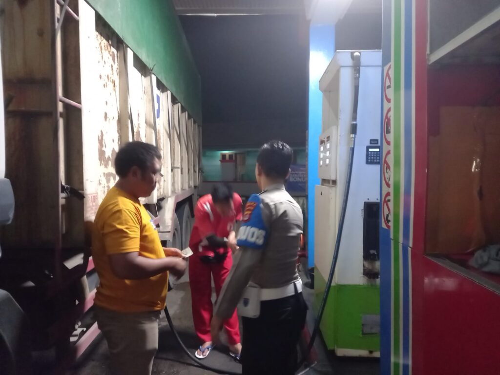 Polsek Saketi Laksanakan Patroli Malam untuk Memelihara Kamtibmas 3 WhatsApp Image 2023 11 05 at 19.21.16