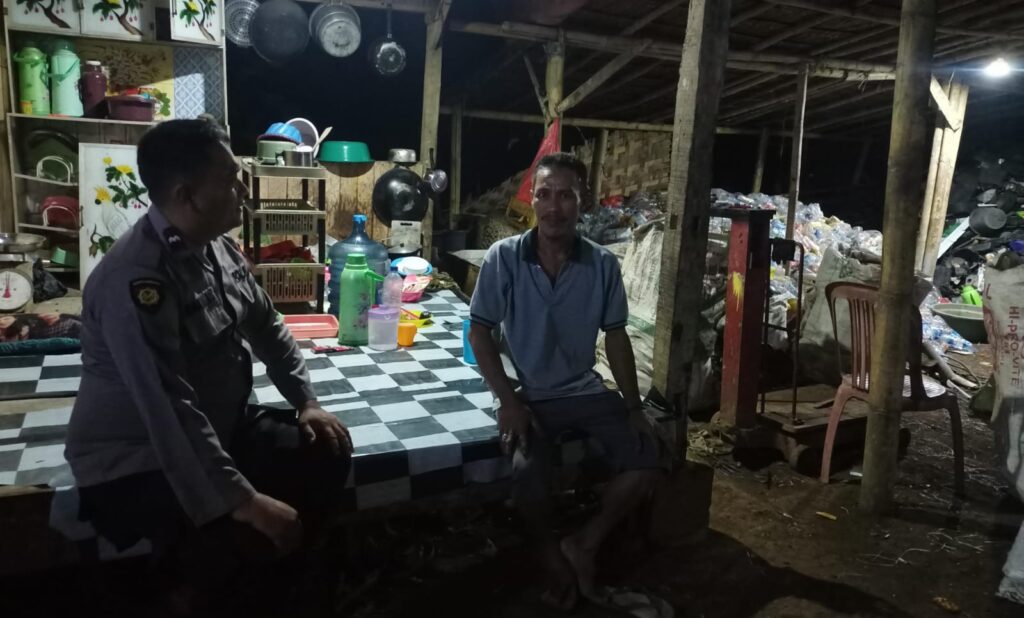 Bhabinkamtibmas Polsek Jiput Terus Dekatkan Diri dengan Warga Melalui Kegiatan Sambang 1 WhatsApp Image 2023 11 06 at 11.45.47