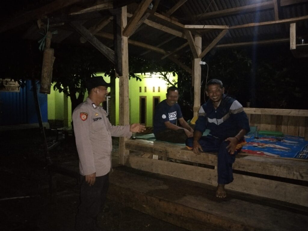 Polsek Cimanggu Rutin Sambangi Pos Kamling untuk Ciptakan Kamtibmas yang Aman 2 WhatsApp Image 2023 11 06 at 11.51.20