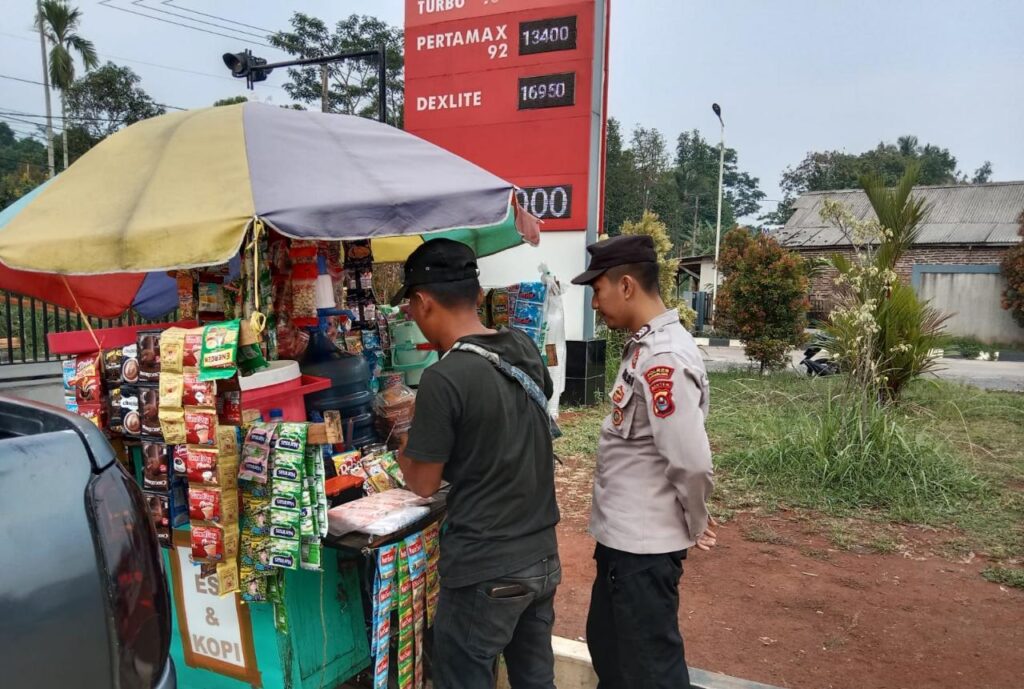 Bhabinkamtibmas Polsek Cikedal Jalin Kemitraan Positif dengan Pedagang Kopi Keliling 3 WhatsApp Image 2023 11 06 at 12.03.29