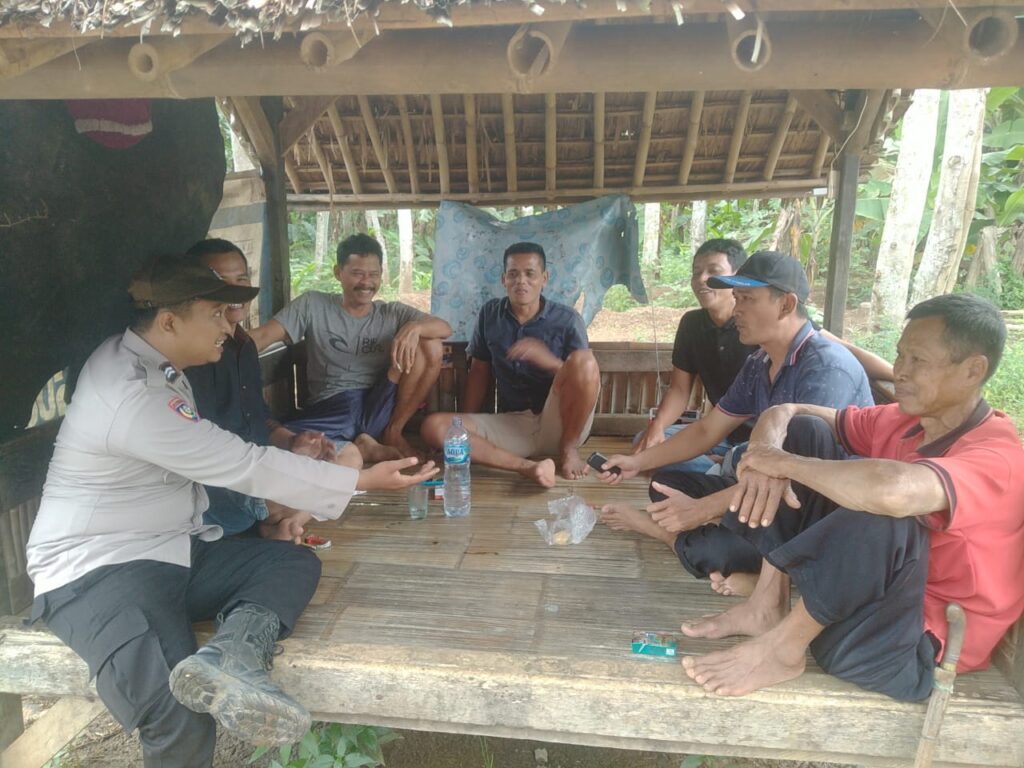 Bhabinkamtibmas Polsek Munjul Jalin Komunikasi dengan Warga 4 WhatsApp Image 2023 11 06 at 12.10.52