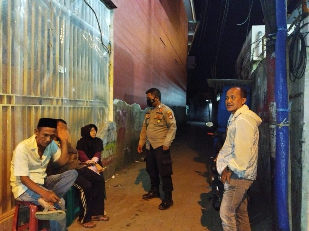 Bhabinkamtibmas Polsek Labuan Lakukan Patroli Dialogis di Desa Binaan 5 WhatsApp Image 2023 11 06 at 12.17.34