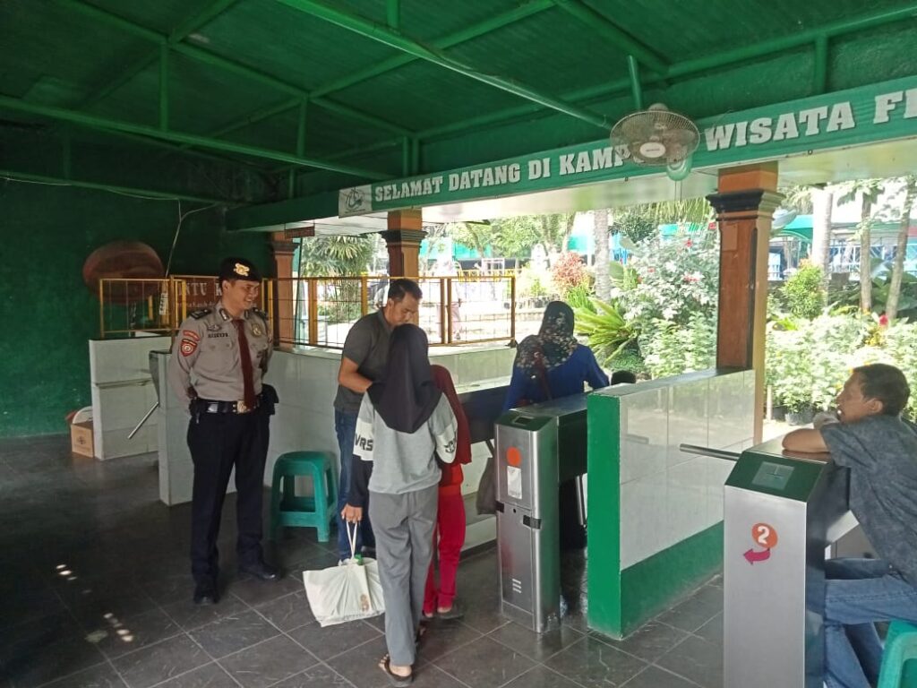 Polres Pandeglang Gelar Patroli Wisata, Antisipasi Kriminalitas dan Ciptakan Rasa Aman 10 WhatsApp Image 2023 11 06 at 13.03.44