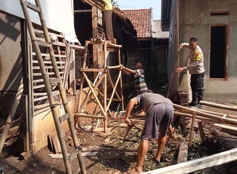 Anggota Polsek Cikedal Bantu Korban Rumah Tertimpa Pohon Tumbang 1 WhatsApp Image 2023 11 07 at 10.35.34