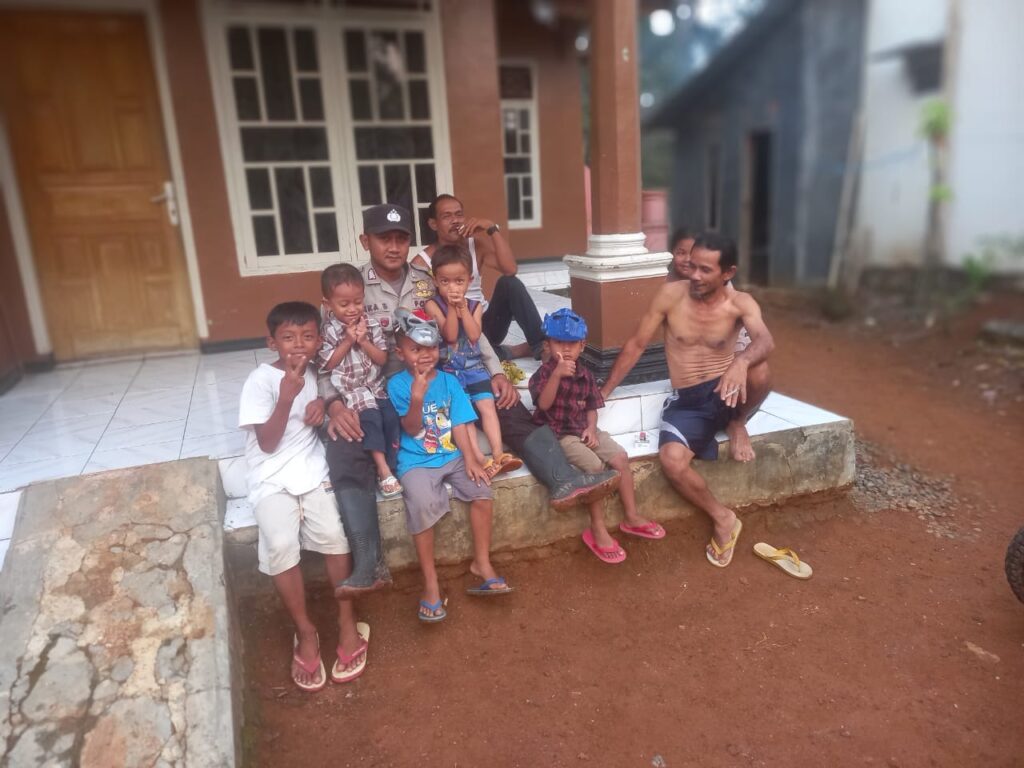 Bhabinkamtibmas Polsek Carita Edukasi Anak-Anak Soal Keamanan 3 WhatsApp Image 2023 11 07 at 10.52.29