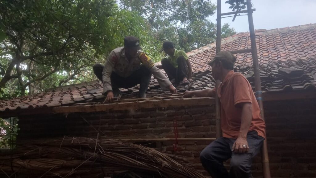 Anggota Polsek Carita Bantu Warga Pasang Genteng Rumah 4 WhatsApp Image 2023 11 07 at 10.59.26