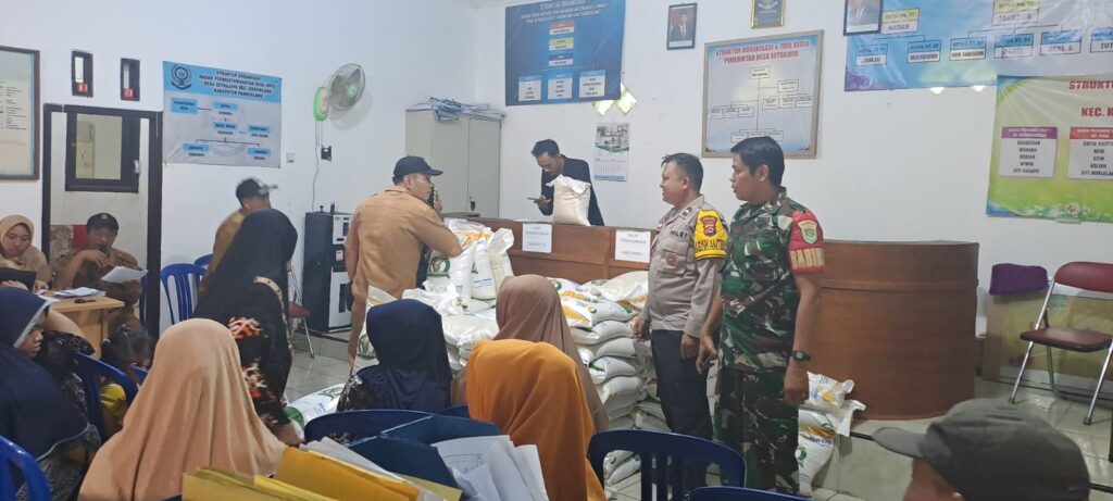 Bhabinkamtibmas Polsek Cadasari Pantau Penyaluran Bantuan Sosial Ketahanan Pangan di Desa Setrajaya 9 WhatsApp Image 2023 11 07 at 18.38.17
