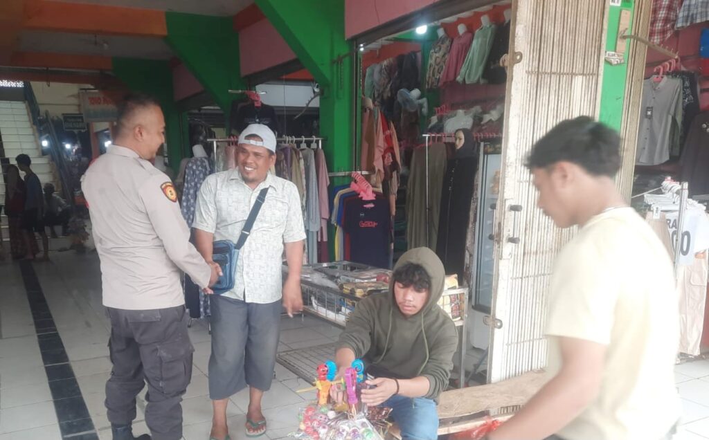 Polsek Menes Tingkatkan Patroli untuk Mengantisipasi Tindak Kejahatan di Pasar Tradisional 3 WhatsApp Image 2023 11 07 at 19.05.43
