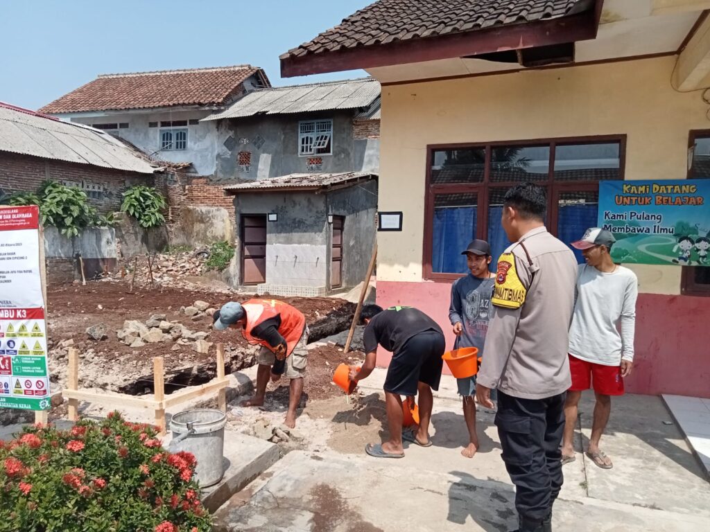 Bhabinkamtibmas Polsek Cikedal Dukung Pembangunan Sekolah SD Negeri Cipicung 1 6 WhatsApp Image 2023 11 07 at 19.12.41