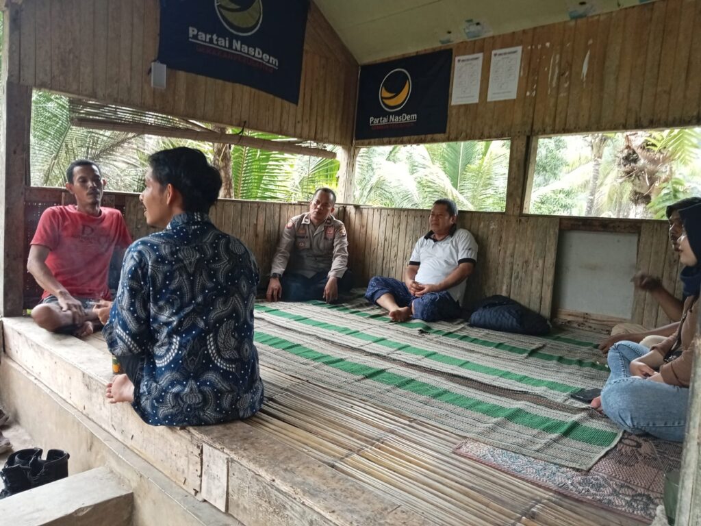 Sambang Silaturahmi oleh Bhabinkamtibmas Polsek Saketi untuk Menciptakan Situasi Kamtibmas Aman dan Tertib 9 WhatsApp Image 2023 11 07 at 19.19.58