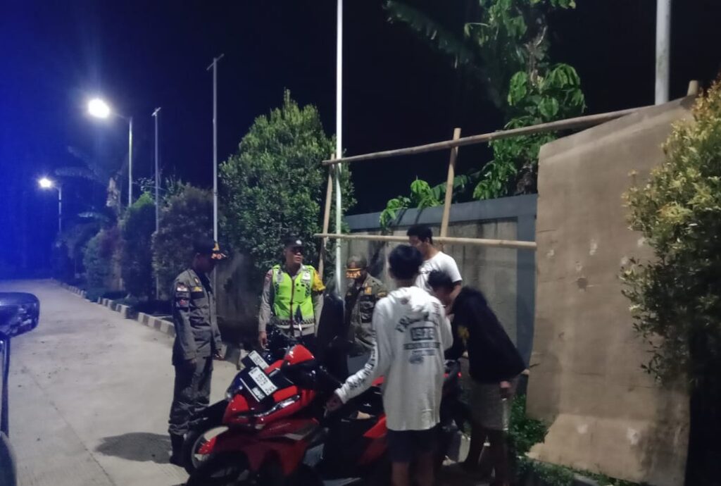 Bhabinkamtibmas Polsek Cikedal Sambang Pemuda Nongkrong 6 WhatsApp Image 2023 11 08 at 11.04.56