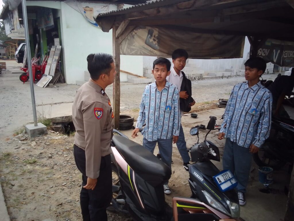 Bhabinkamtibmas Polsek Panimbang Sambang Warga dan Ajak Cegah Bullying 8 WhatsApp Image 2023 11 08 at 11.17.21