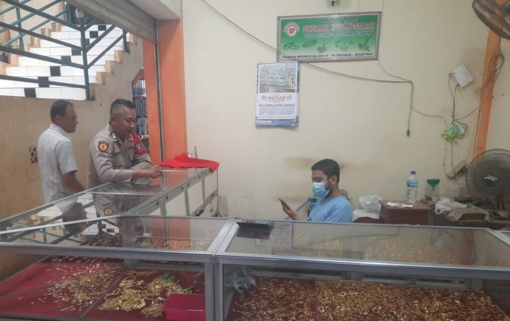 Cegah Pencurian, Polsek Menes Lakukan Patroli Dialogis Ke Toko Mas 2 WhatsApp Image 2023 11 08 at 17.15.22