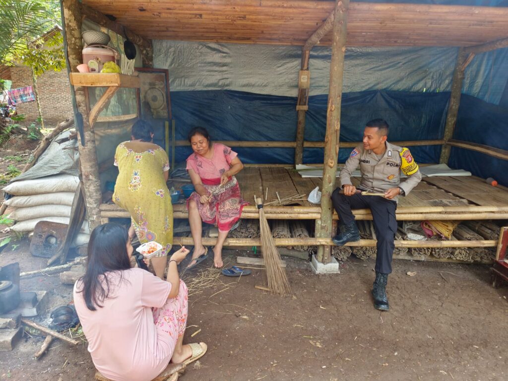 Polsek Banjar Gelar Giat Sambang Door to Door System (DDS) ke Warga Masyarakat 4 WhatsApp Image 2023 11 08 at 20.06.27