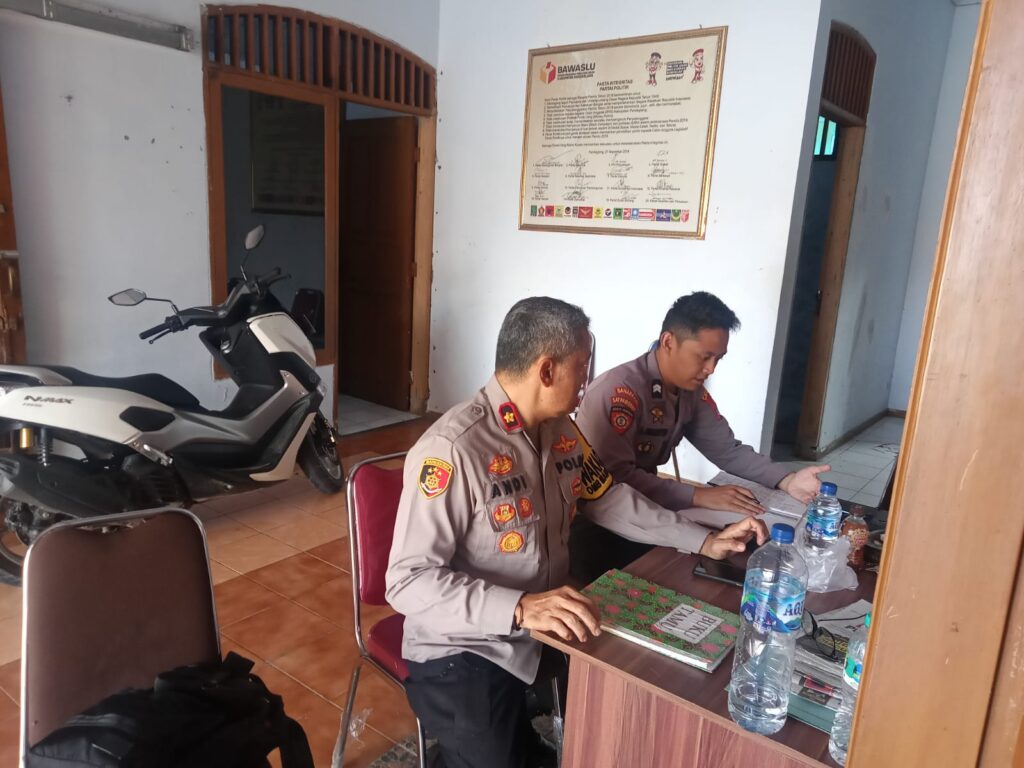 Polres Pandeglang Intensifkan Pengamanan Kantor Bawaslu 8 WhatsApp Image 2023 11 09 at 10.15.20
