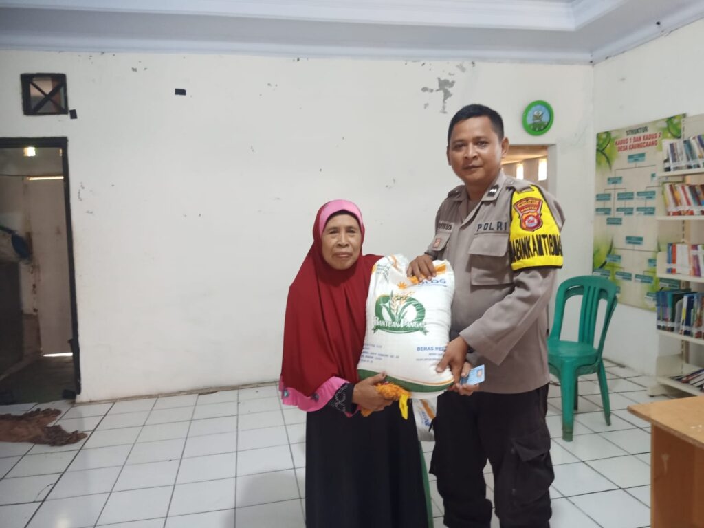 Bhabinkamtibmas Polsek Cadasari Pantau Penyaluran Bantuan Sosial Ketahanan Pangan 9 WhatsApp Image 2023 11 09 at 10.19.56