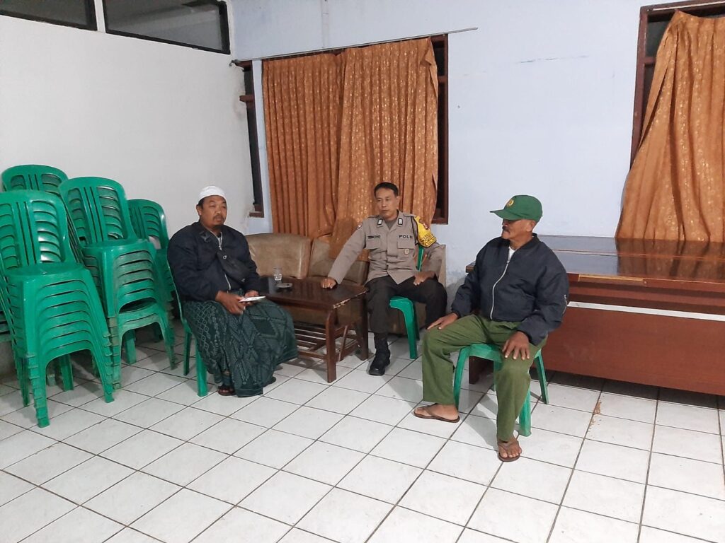 Bhabinkamtibmas Polsek Pandeglang Sambangi Linmas Desa Binaan 10 WhatsApp Image 2023 11 09 at 10.23.07