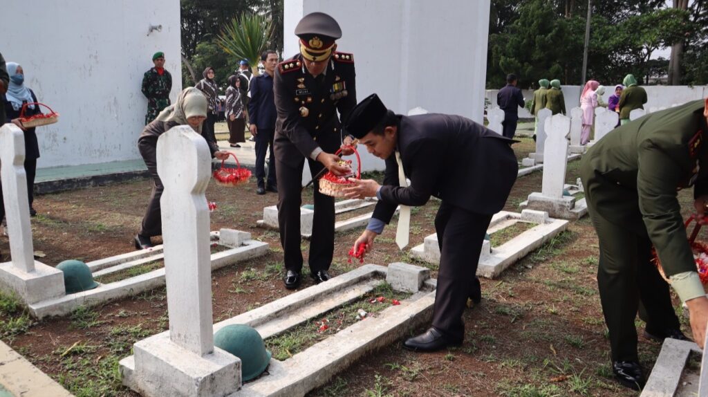 Polres Pandeglang Gelar Upacara Ziarah dan Tabur Bunga di Hari Pahlawan Nasional Ke-78 9 WhatsApp Image 2023 11 10 at 09.12.49