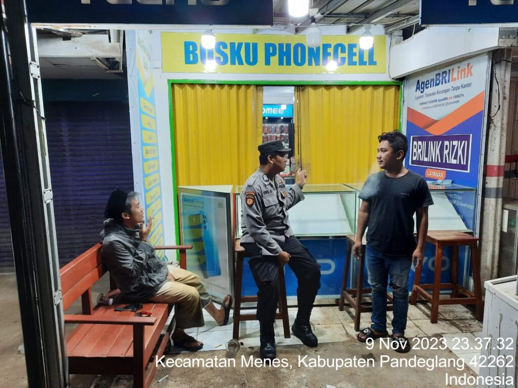 Polsek Menes Gencarkan Patroli Malam untuk Cegah Penyakit Masyarakat dan Tingkatkan Kedekatan dengan Warga 6 WhatsApp Image 2023 11 10 at 10.13.30