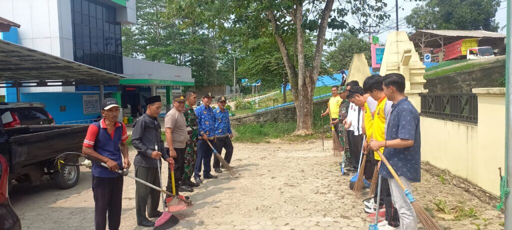 Muspika Picung dan Polsek Picung Gelar Jumat Bersih 2 WhatsApp Image 2023 11 10 at 14.38.06