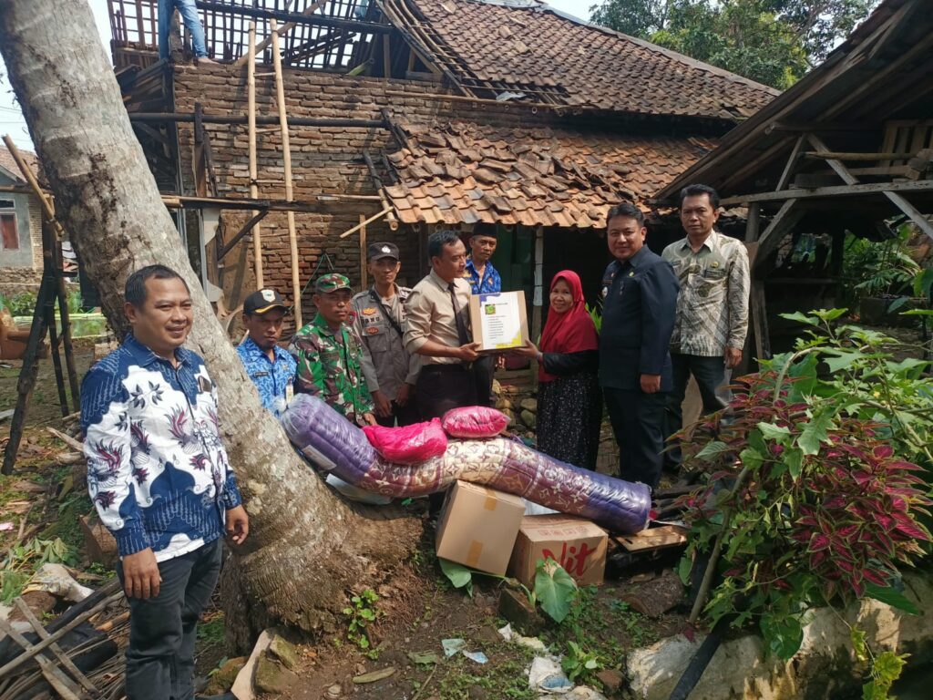 Polsek Pulosari Serahkan Bantuan Kepada Korban Kebakaran di Desa Karyawangi 4 WhatsApp Image 2023 11 10 at 14.54.48