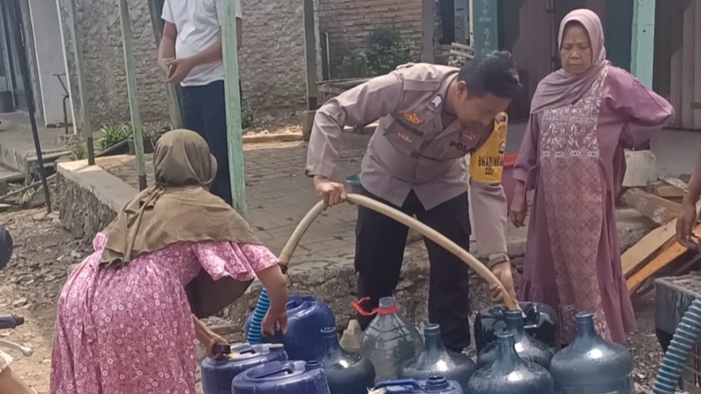 Bhabinkamtibmas Polsek Cibaliung Distribusikan Air Bersih 5 WhatsApp Image 2023 11 10 at 15.02.09