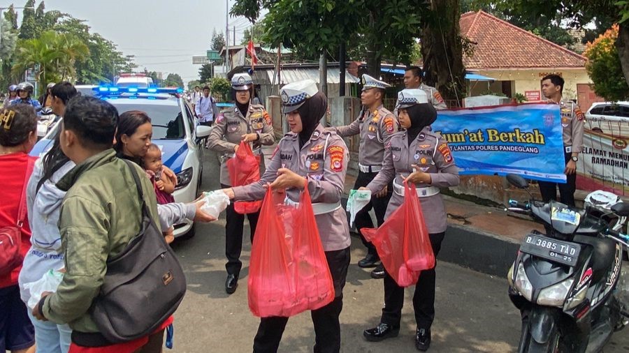 Satlantas Polres Pandeglang Gelar Jumat Berkah: Bagi Nasi Kotak dan Imbau Keselamatan Berlalu Lintas 6 WhatsApp Image 2023 11 10 at 15.06.23