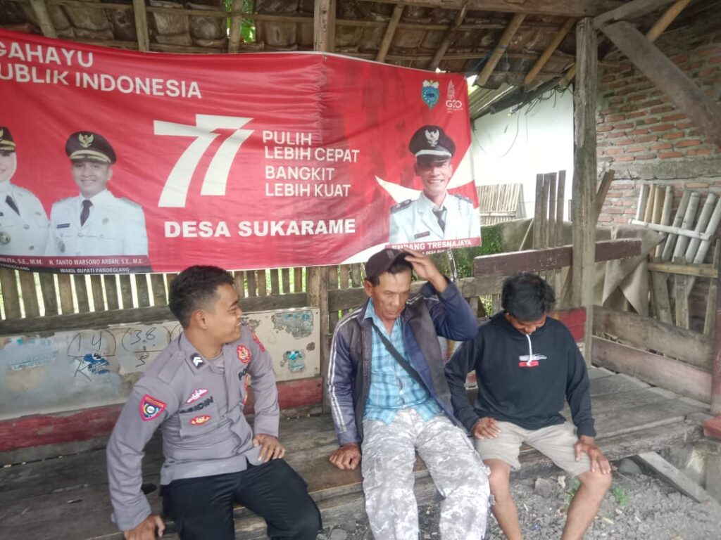 Polsek Carita Terus Jalin Kedekatan dengan Masyarakat Melalui Kegiatan Sambang Desa 3 WhatsApp Image 2023 11 10 at 18.01.30
