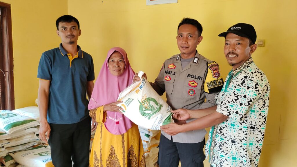 Bhabinkamtibmas Polsek Banjar Awasi Penyaluran Bantuan Pangan di Desa Kadubelang 10 WhatsApp Image 2023 11 10 at 19.24.42 1