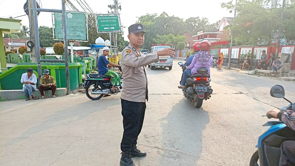 Polsek Cimanuk Gencar Lakukan Pengaturan Lalu Lintas untuk Mengurangi Kemacetan 2 WhatsApp Image 2023 11 10 at 22.24.51