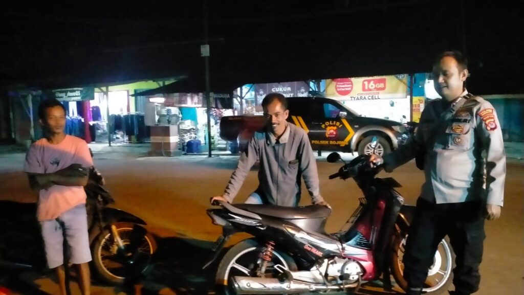 Polsek Bojong Gelar Patroli Jumat Malam untuk Ciptakan Situasi Kamtibmas yang Aman 3 WhatsApp Image 2023 11 11 at 08.20.45
