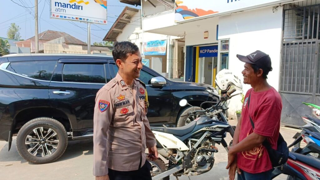 Polsek Menes Ingatkan Juru Parkir untuk Cegah Pencurian Kendaraan Bermotor (Curanmor) 4 WhatsApp Image 2023 11 11 at 10.32.38
