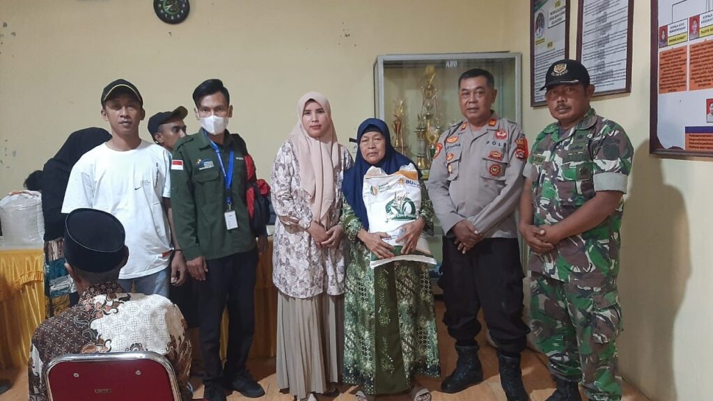 Polsek Bojong Monitor Penyaluran Bantuan Program Pangan Tahun 2023 untuk Meringankan Beban Warga Masyarakat 8 WhatsApp Image 2023 11 11 at 12.47.10