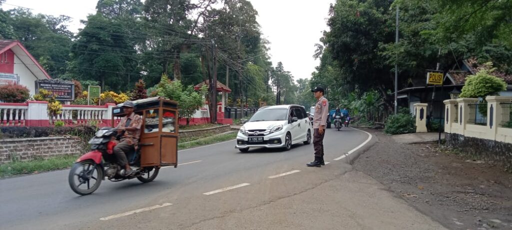 Polsek Saketi Giat Penjagaan dan Pengaturan Arus Lalu Lintas untuk Kondusifitas Kamtibcarlantas 7 WhatsApp Image 2023 11 11 at 14.01.53