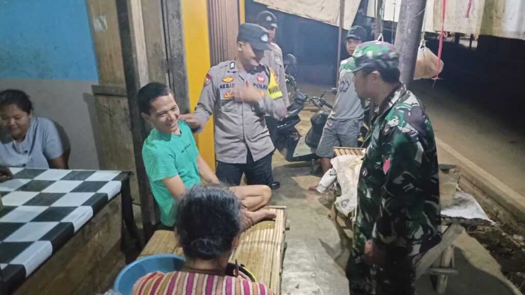 Polsek Bojong Gencar Lakukan Patroli Malam untuk Ciptakan Kamtibmas yang Aman dan Kondusif 9 WhatsApp Image 2023 11 12 at 08.35.02