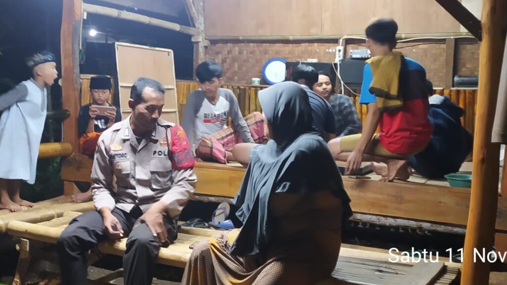 Polsek Banjar Tingkatkan Patroli Malam untuk Ciptakan Lingkungan Aman dan Nyaman 5 WhatsApp Image 2023 11 12 at 16.55.23