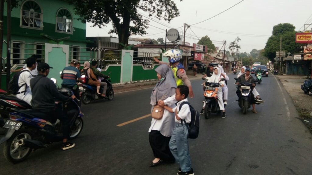 Polsek Menes Maksimalkan Pengaturan Lalu Lintas di Pagi Hari untuk Cegah Kecelakaan dan Kemacetan 8 WhatsApp Image 2023 11 13 at 07.15.15