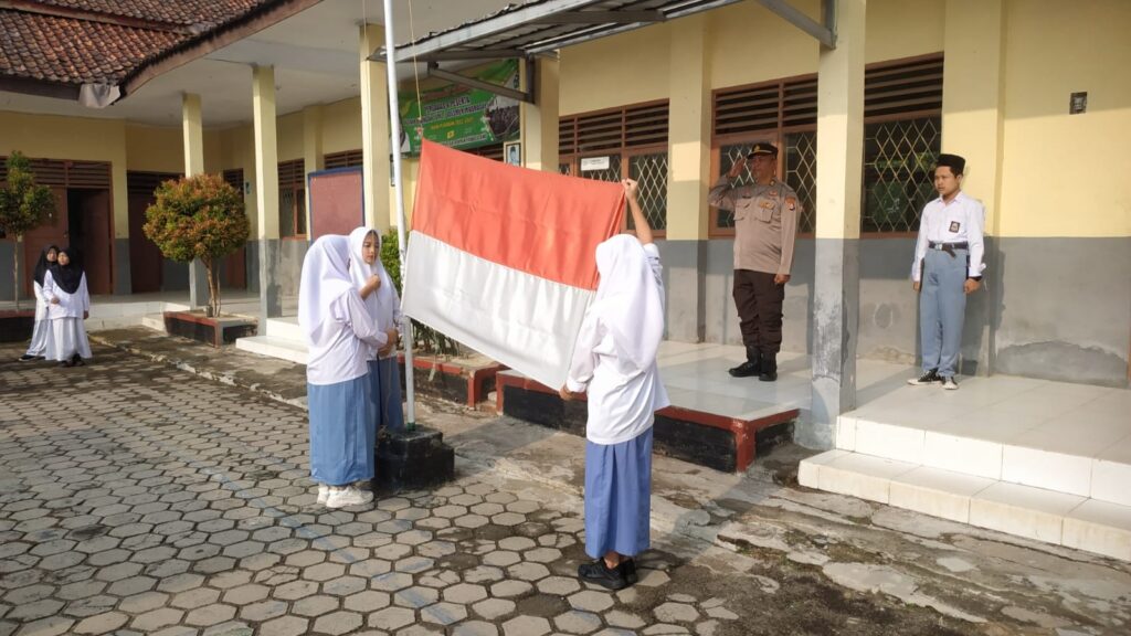 Kanit Samapta Polsek Pandeglang Pimpin Upacara Bendera di MA Ar Rohman Pandeglang 2 WhatsApp Image 2023 11 13 at 10.25.37