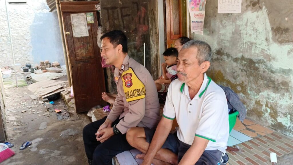 Bhabinkamtibmas Polsek Menes Melaksanakan Door To Door System untuk Meningkatkan Kemitraan dengan Warga 10 WhatsApp Image 2023 11 14 at 08.14.29