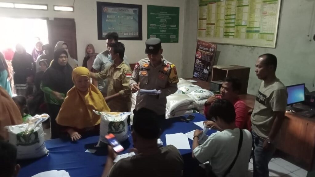 Polsek Cikedal Amankan Monitoring Penyaluran Bantuan Pangan Cadangan Beras Tahap II 3 WhatsApp Image 2023 11 14 at 16.29.57