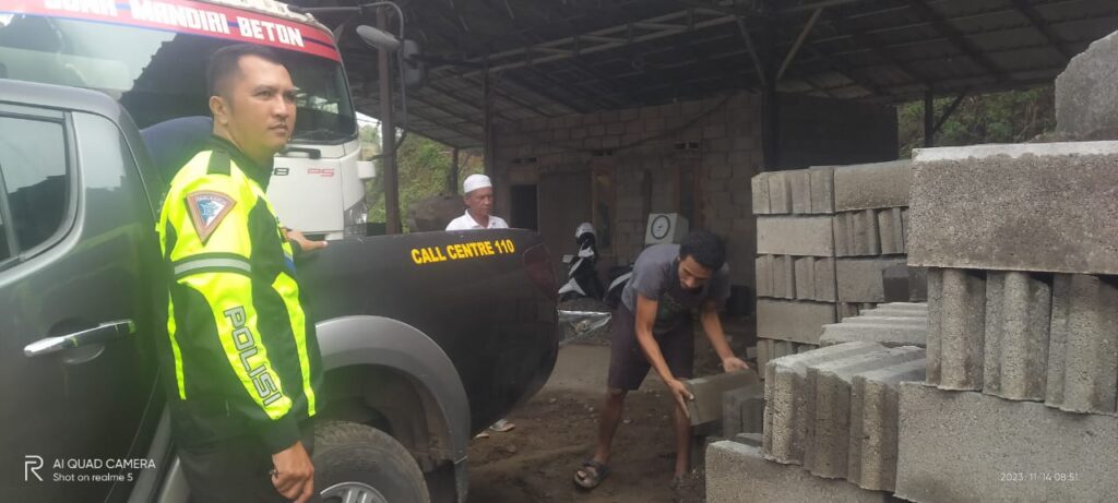 Personil Polsek Pandeglang Ambil Bahan Bangunan untuk Pembangunan Taman Lalulintas 4 WhatsApp Image 2023 11 14 at 16.55.38